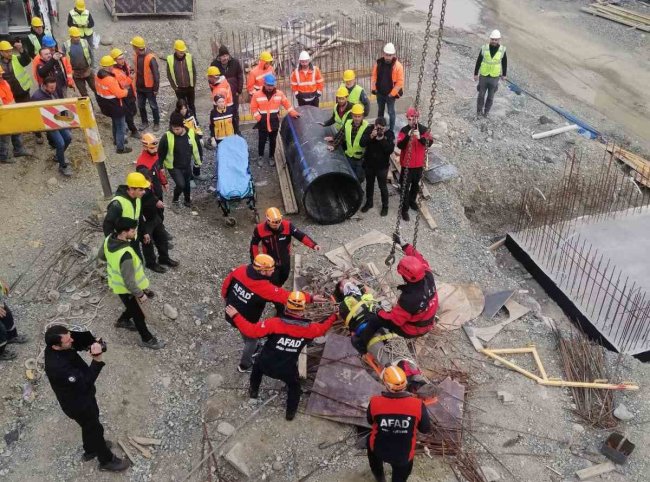 YÜKSEKTEN DÜŞEN İŞÇİ HASTANEYE KALDIRILDI