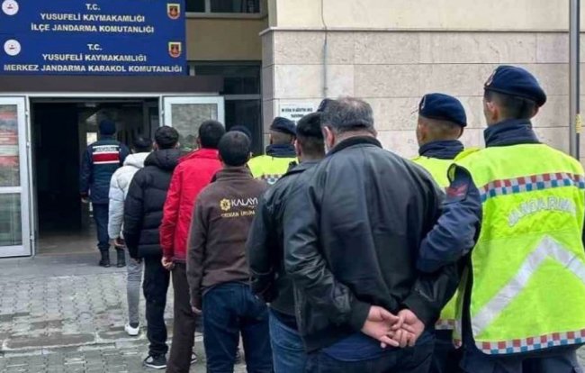 Artvin’de Göçmen Kaçakçıları Yakalandı