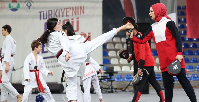 19 MAYIS COŞKUYLA KUTLANDI