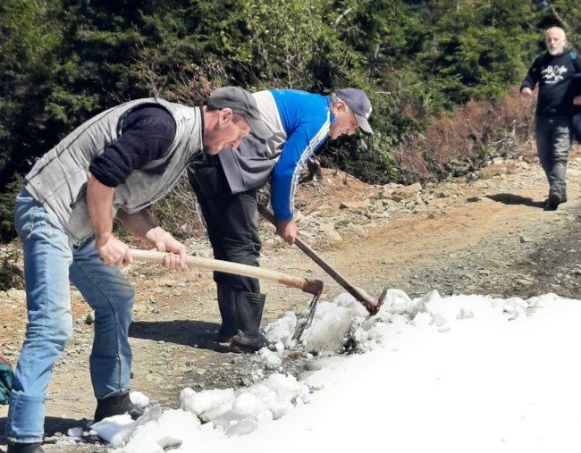 TURİZM YAYLASINA ULAŞIM İÇİN YAYLA SAHİPLERİ KÜREKLE YOL AÇIYOR