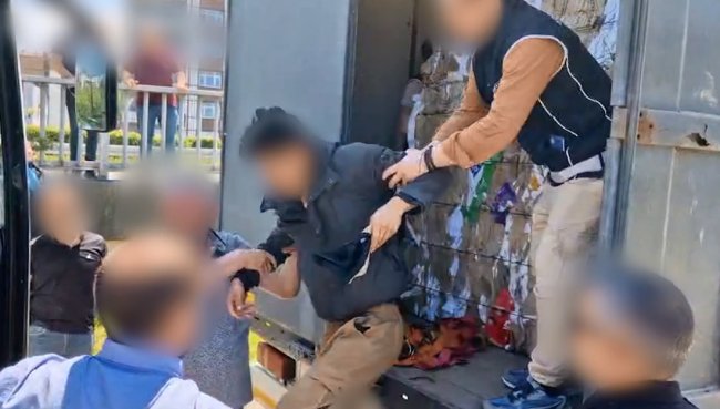RİZE’DE 13 KAÇAK GÖÇMEN YAKALANDI