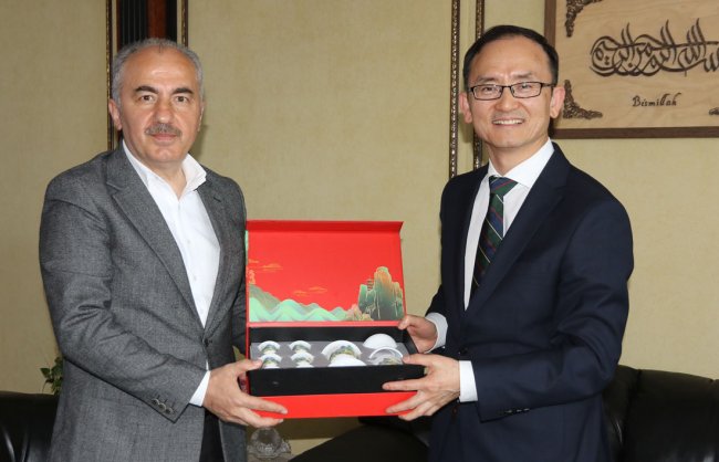 BÜYÜKELÇİ JİANG XUEBİN’DEN BAŞKAN RAHMİ METİN’E ZİYARET