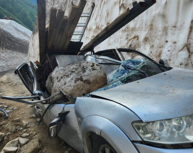 YAYLA YOLUNDA KAYA DÜŞTÜ: 1 KİŞİ HAYATINI KAYBETTİ, 2 KİŞİ YARALANDI