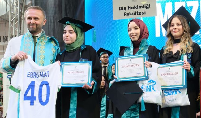 Üniversitede 19. Yıl Mezuniyet Coşkusu