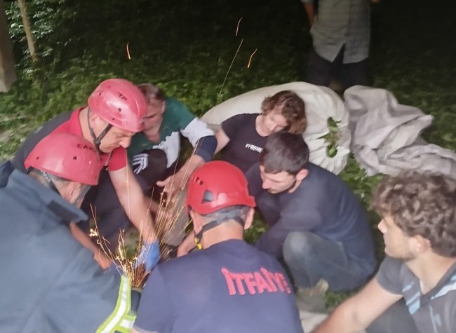 ÇAY KARIŞTIRIRKEN AYAĞINA GİREN DİŞLİ KÜREK EKİPLERCE ÇIKARTILDI