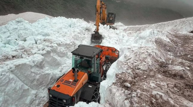 RİZE’DE YAYLA YOLLARINDA KARLA MÜCADELE SÜRÜYOR