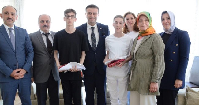 AKMEŞE LÖSEMİ HASTASI ÇOCUKLARA KARNELERİNİ EVİNDE VERDİ
