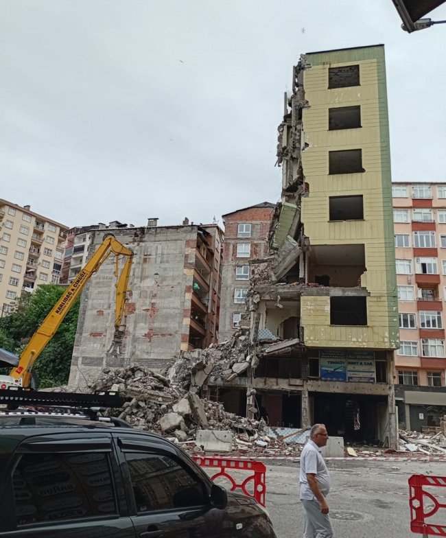 YENİKÖY DE YIKIMA DEVAM