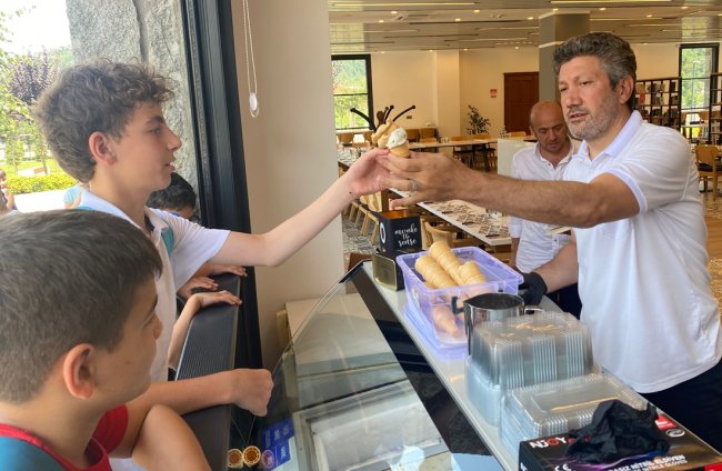 ÖZER’DEN ÇOCUKLARA DONDURMA İKRAMI