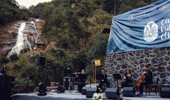 Ağaran Şelalesi’nde sanat rüzgarı esti