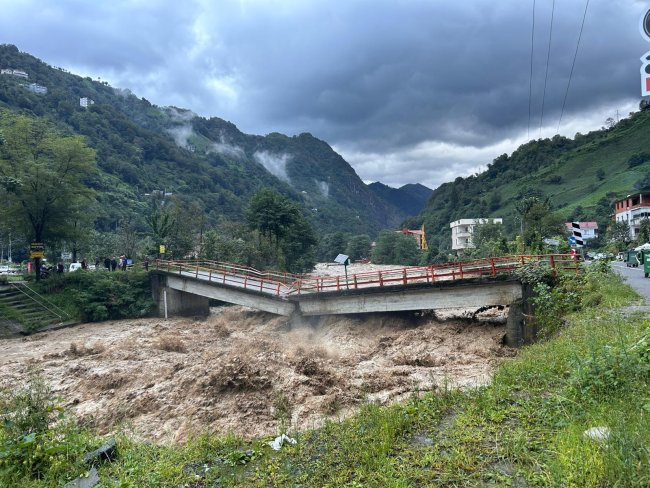 Rize’de etkili olan sağanak yağış tüm bölgeyi vurdu