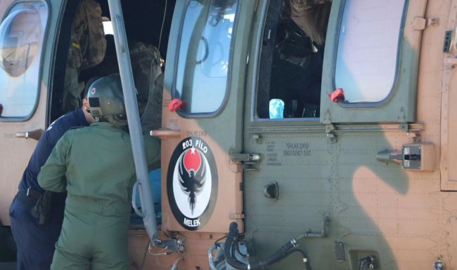 HELİKOPTER İLE YARDIM ULAŞTIRILIYOR
