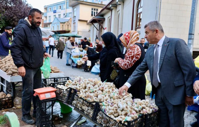 Artvin Valisi Ergün halk pazarı esnafını ziyaret etti