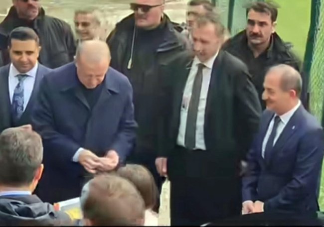 REİS AYDER’DE ÇOCUKLARA HARÇLIK VERDİ