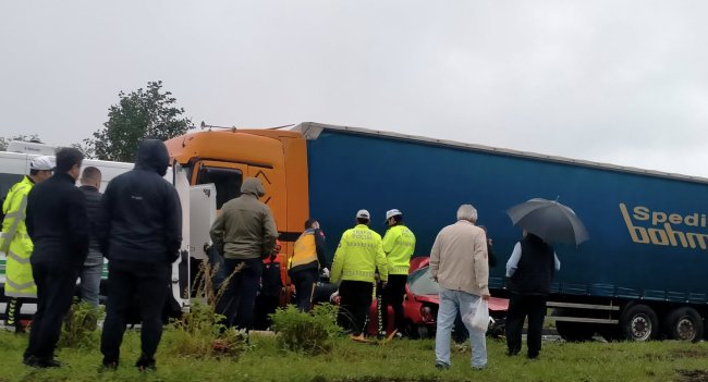 TIR’IN ALTINA GİREN OTOMOBİLDE 3 KİŞİ ÖLDÜ