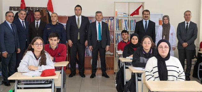 Artvin Valisi Ergün lise öğrencileriyle bir araya geldi