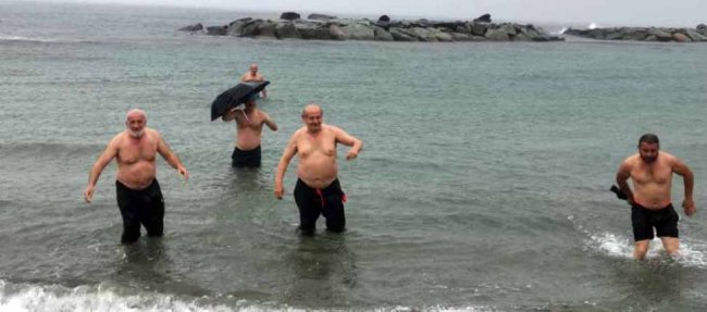 YAĞMUR ALTINDA DENİZ SEZONUNU KAPATTILAR