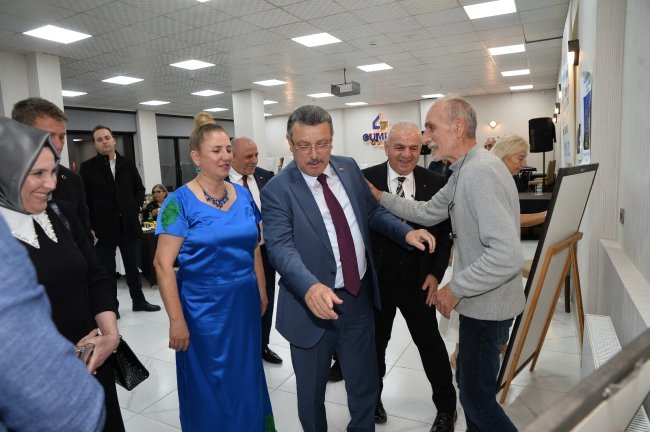 AĞAÇ PARÇALARINDAN ESERLER ÜRETTİ