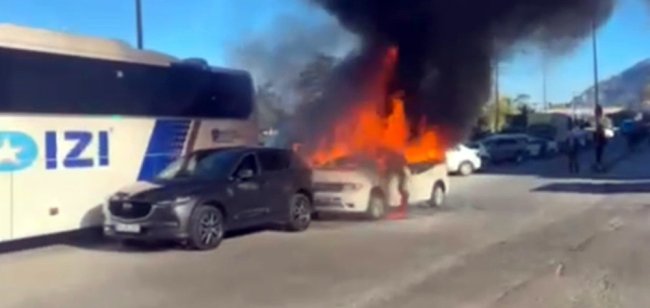 Hopa’da Minibüs Yangını Korkuttu: Alevler Üç Araca Sıçradı