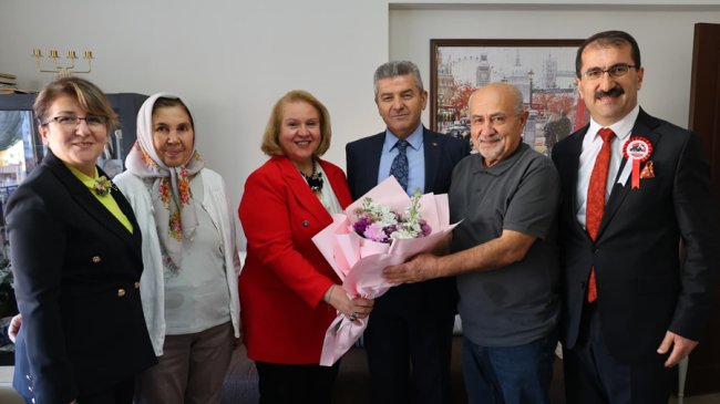 Artvin Valisi Ergün, emekli öğretmeni evinde ziyaret etti