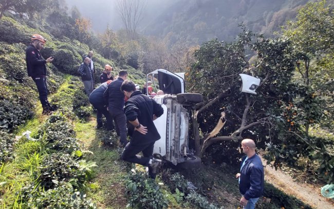 Araç Uçurumda ağaca kondu