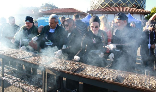Rize'de 2 Ton 53 kilo hamsi birkaç saatte tüketildi