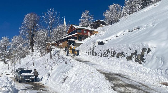 RİZE’DE KARLA MÜCADELE SÜRÜYOR