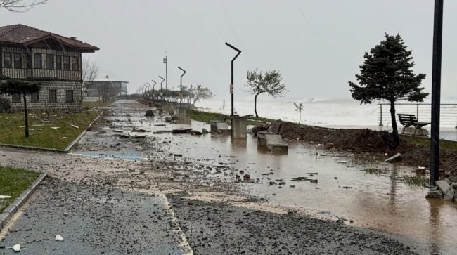 DENİZ FINDIKLI’DA SAHİLİ VURDU