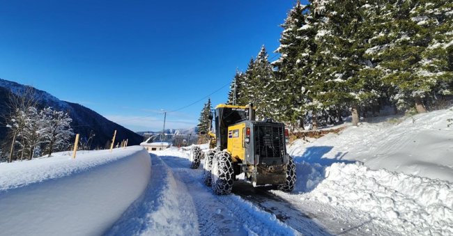 RİZE’DE KAR KÖY YOLLARINA VURDU