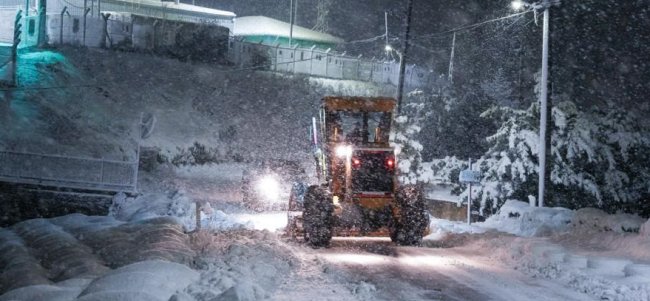 RİZE BELEDİYESİ GECE BOYU KAR TEMİZLEDİ