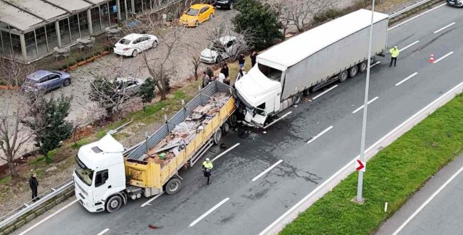 ARIZALI TIR A BAŞKA TIR ÇARPTI 1 İ AĞIR 4 YARALI