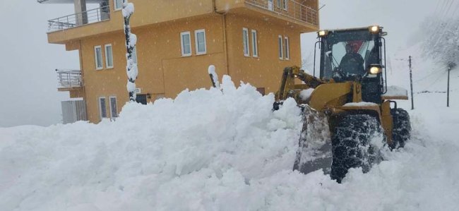 RİZE’DE KAR YAĞIŞI NEDENİYLE 51 KÖY YOLU ULAŞIMA KAPANDI