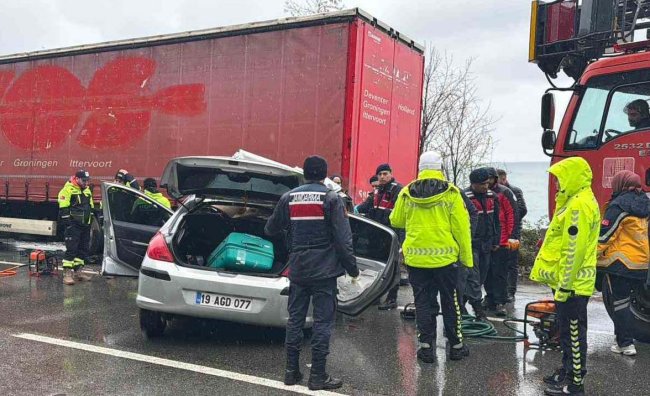 PARK HALİNDE TIR’A ARKADAN ÇARPAN OTOMOBİLDE İKİ KİŞİ ÖLDÜ