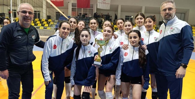 ARTVİN’DE GENÇ KIZLAR VOLEYBOL ŞAMPİYONU ARTVİNSPOR