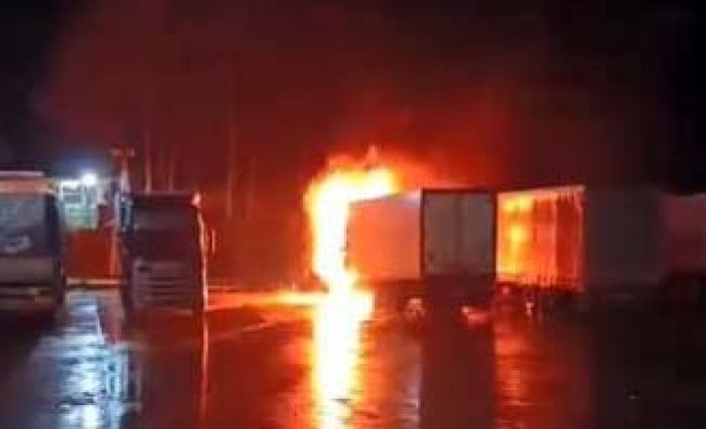 TIR PARKINDA YANGIN İKİ TIR YANDI