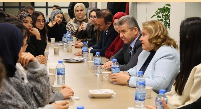 Artvin Valisi Ergün, KYK yurdunda kız öğrencilerle birlikte orucunu açtı