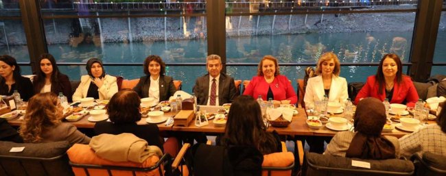 Artvin Valisi Ergün, kamuda çalışan kadın personellerle iftar açtı