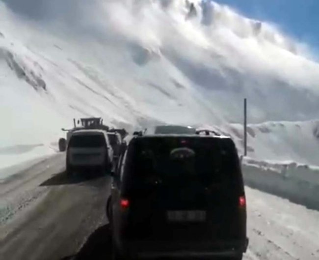 SAHARA DAĞI’NDA ÇIĞ TEHLİKESİ: YOL TRAFİĞE KAPANDI, SAHARA TÜNELİ ÇAĞRISI