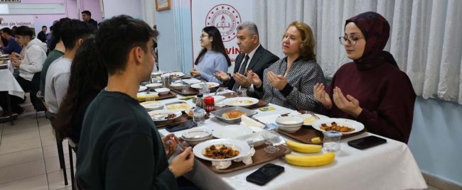 Artvin Valisi Ergün, lise öğrencileriyle iftarda buluştu