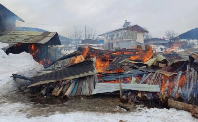 ŞAVŞAT’TA YANGIN CAN KAYBI YOK