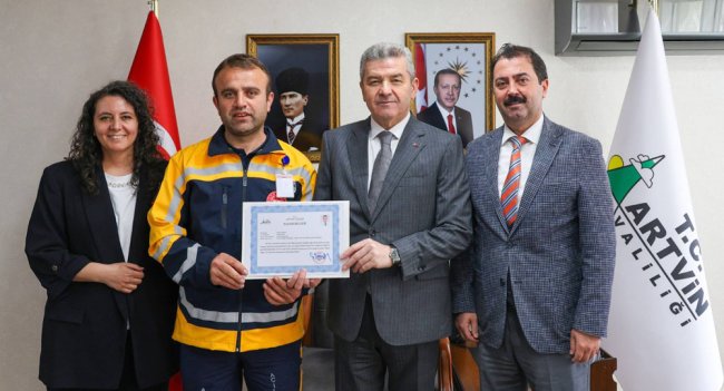 Artvin Valisi Ergün, yılın sağlık çalışanlarını başarı belgesi ile ödüllendirdi