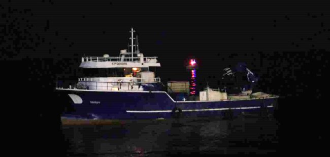 BALIKÇI TEKNESİ KARAYA OTURDU