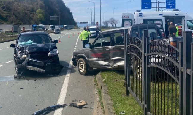 Rize’de iki araç çarpıştı 2 Yaralı