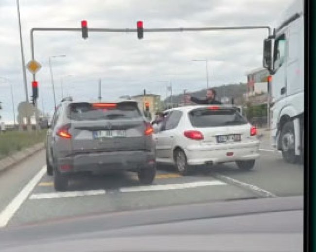 SÜRÜCÜLERİN YOL VERME TARTIŞMASI