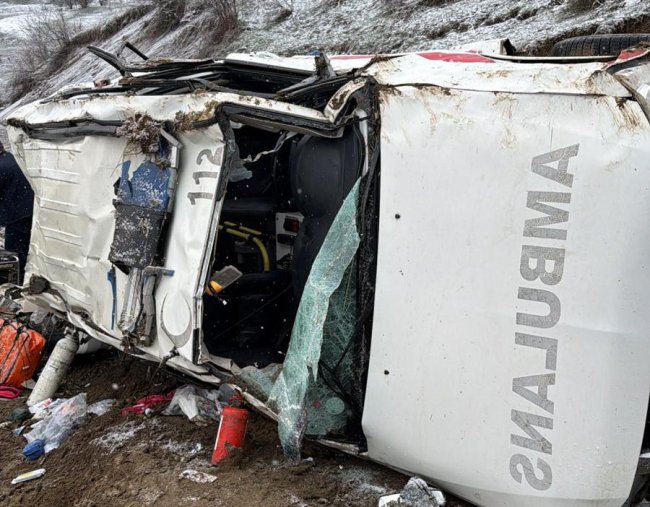 ŞAVŞAT’TA AMBULANS KAZASI: 1 KİŞİ HAYATINI KAYBETTİ, 4 YARALI