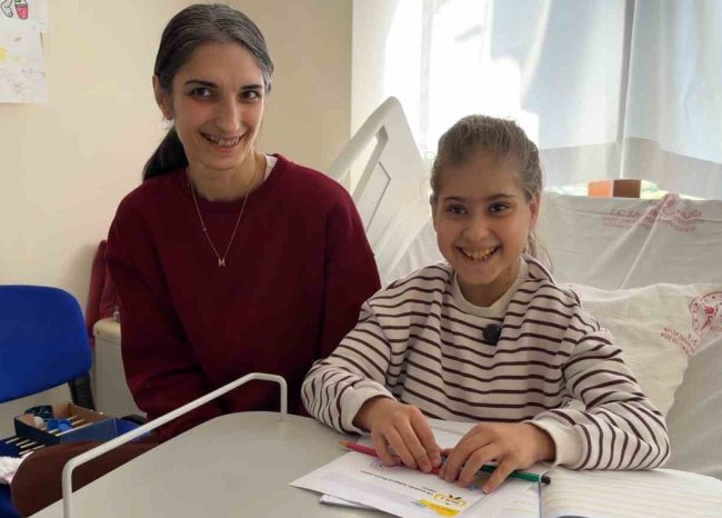 13 YAŞINDAKİ DİYALİZ HASTASI HASTA YATAĞINDA OKUMA YAZMA ÖĞRENİYOR