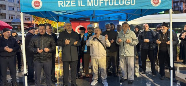 Rizeli hacı adayları dualarla yola çıktı