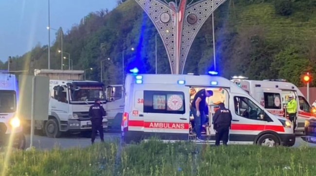 RİZE'DE OTOMOBİL KAMYONA ÇARPTI; 1'İ BEBEK, 6 YARALI