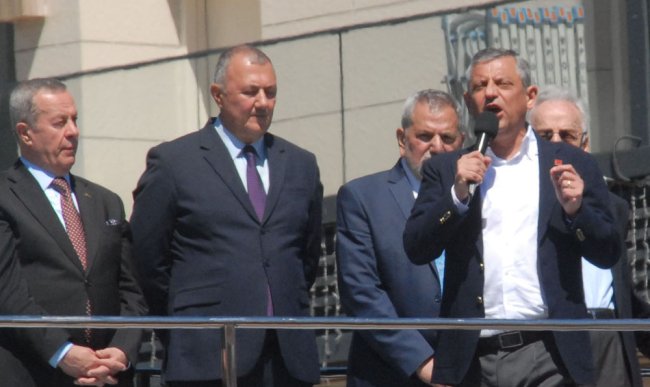 ÖZEL AÇTI KESENİN AĞZINI