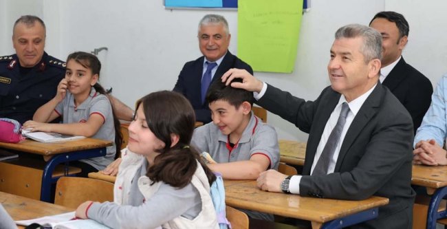 Artvin Valisi Ergün’den okul ziyaretleri